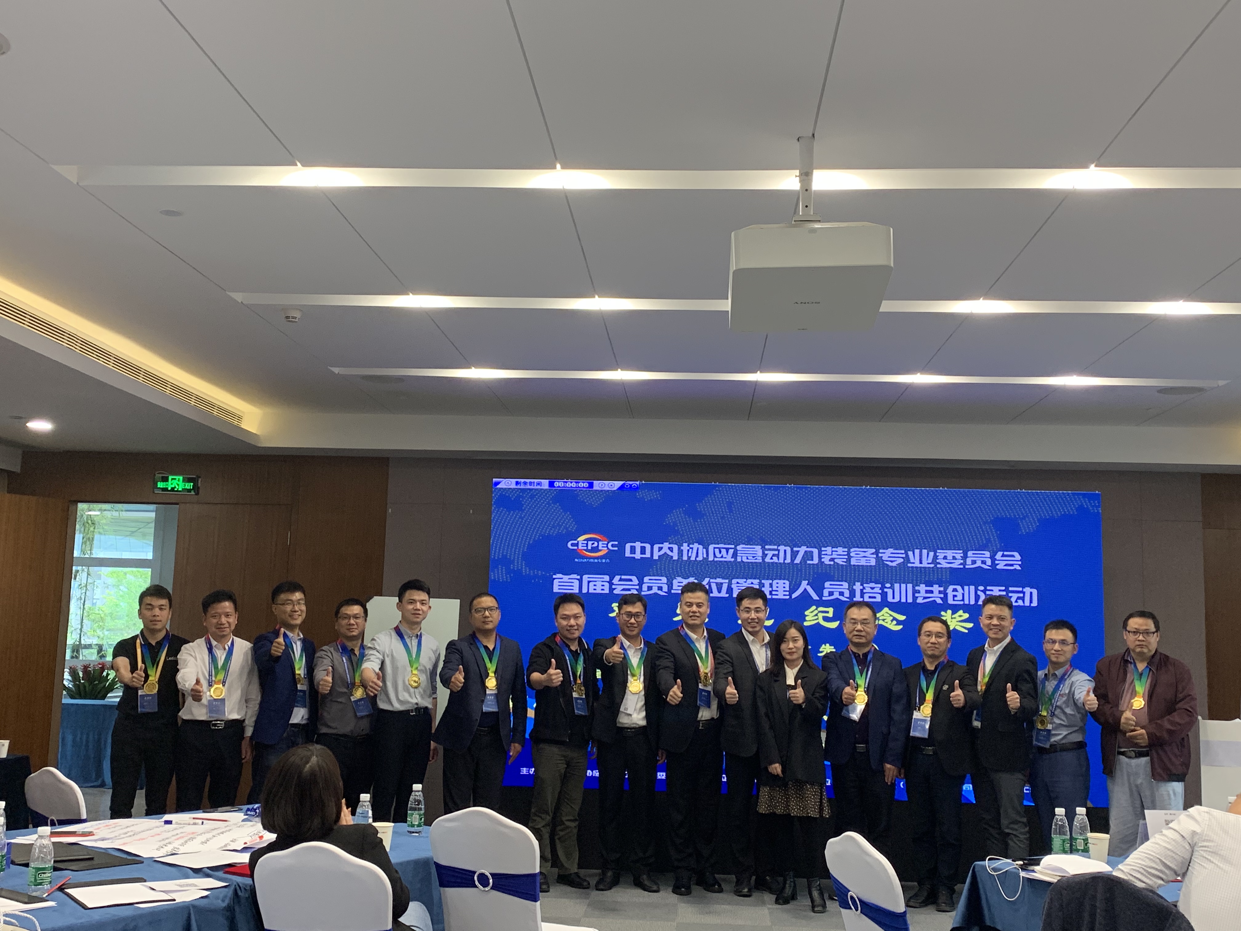 歡樂跑學(xué)員上臺(tái)領(lǐng)獎(jiǎng)合影留念